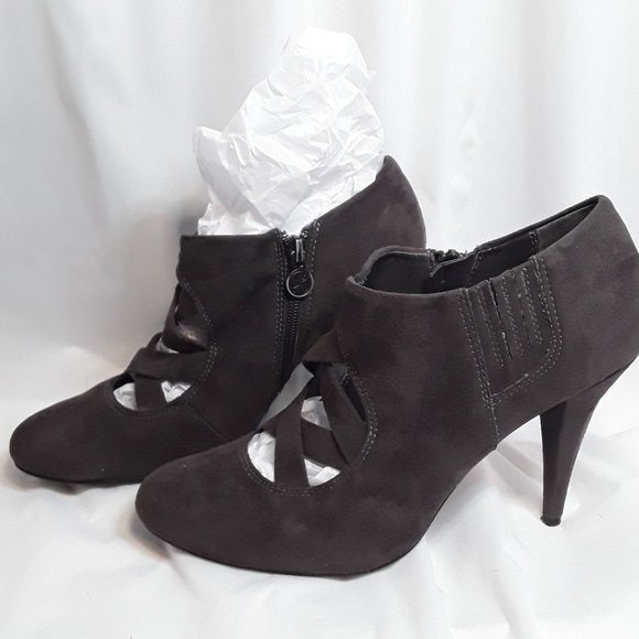 VERA WANG Criss-Cross Front Faux Suede Cone Heel Shoes Size 8 EUC - Picture 7 of 7